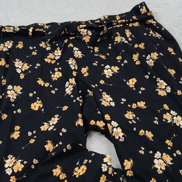 Torrid Floral Paperbag Crop Pants - Picture 7 of 7